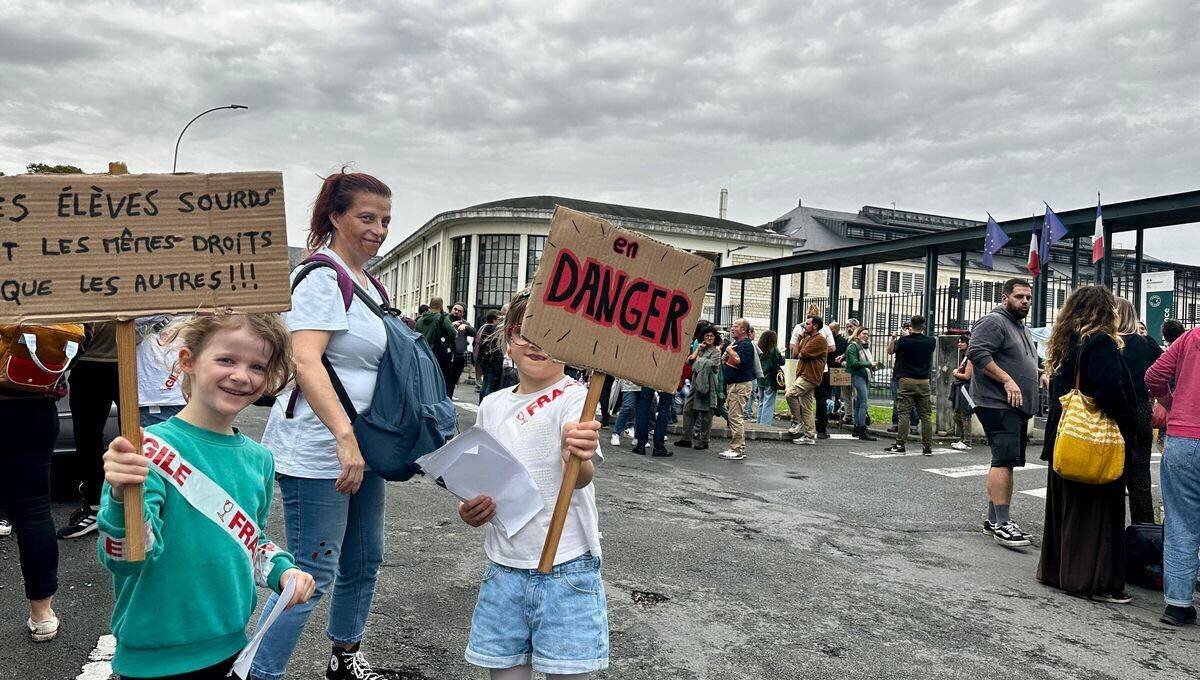 Rassemblement devant le rectorat de Poitiers