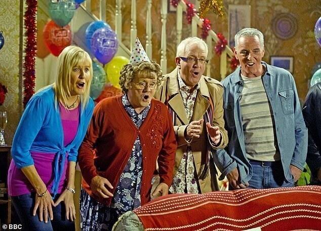 La star de la télévision emploie sa famille pour jouer à ses côtés, avec sa femme Jennifer Gibney dans le rôle de sa fille à l'écran.