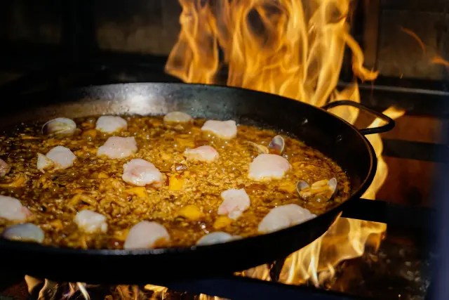 Arroz brut de sepia, rape et almejas.