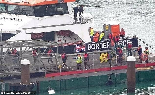 Le gouvernement précédent a réussi à réduire le nombre de migrants dans les hôtels alors que les arrivées par la Manche diminuaient.