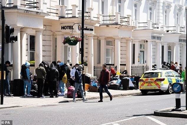 Un groupe de réfugiés a été logé au Comfort Inn de Pimlico, à Londres, dans des chambres à quatre par chambre.