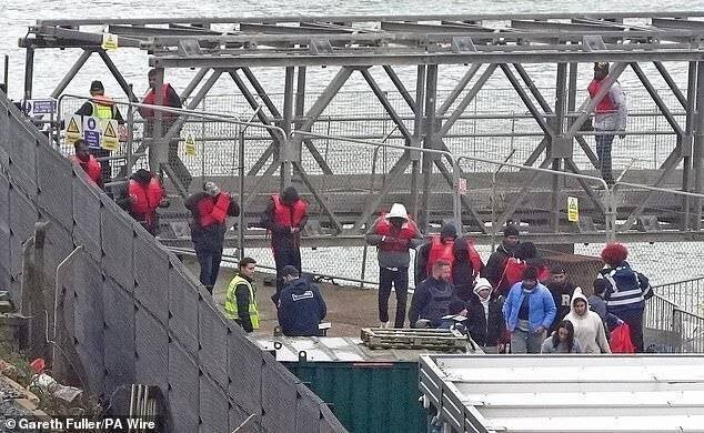Un groupe de personnes, supposées être des migrants, arrive à Dover, Kent.
