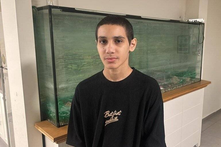 Eyad Asraf Adais, enfant libéré par les forces d'occupation et souffrant de gale.