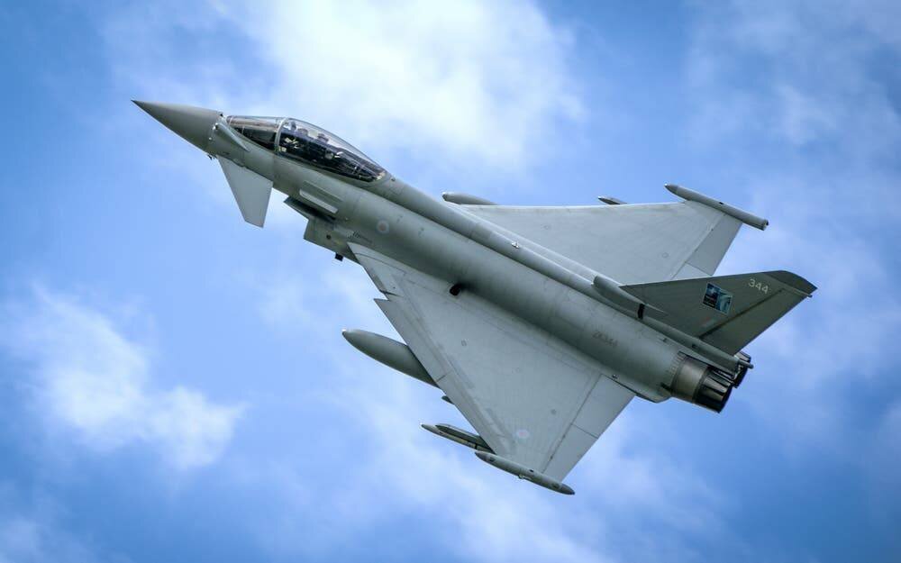 Interception d'un vol par un chasseur RAF.