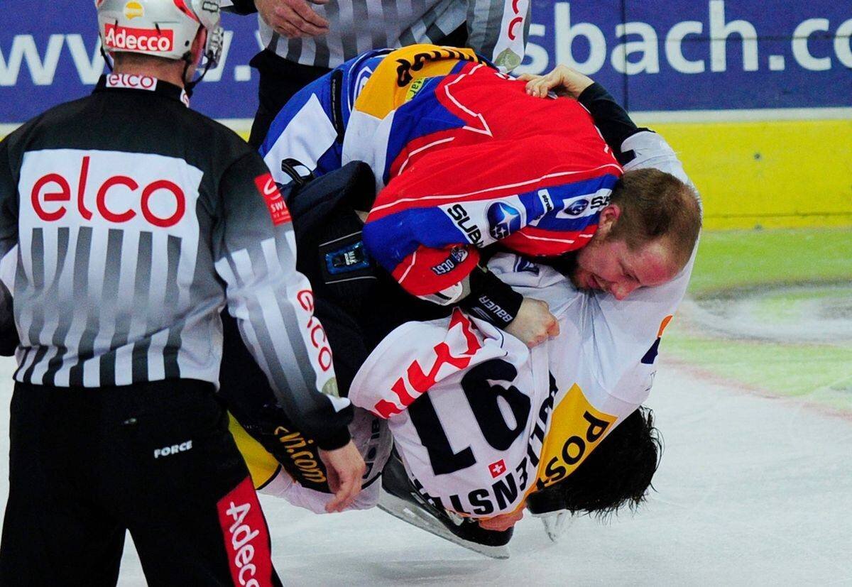 Im Februar 2011 flogen im Hallenstadion die Fäuste: ZSC-Captain Mathias Seger im Duell mit dem damaligen Klotener Denis Hollenstein.