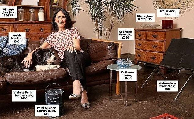 Liz Jones dans son nouveau foyer entourée de pièces vintage