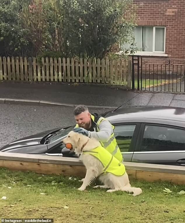 Un éboueur souriant aux côtés de Maddie.
