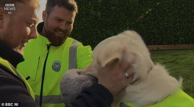 Maddie montre son enthousiasme à l'arrivée des éboueurs.