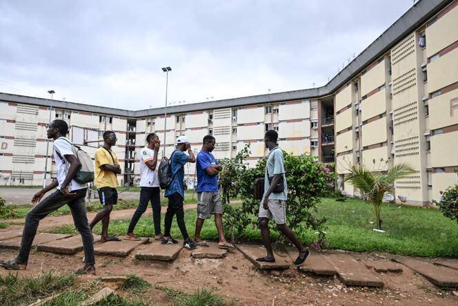 Une opération d’évacuation au campus Mermoz, après que le ministère de l’éducation nationale a ordonné aux étudiants occupant illégalement des chambres dans les résidences universitaires de quitter les lieux, dans le quartier de Cocody, à Abidjan, le 7 octobre 2024.