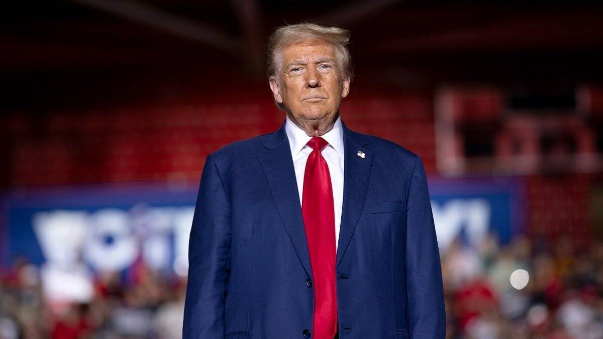 Donald Trump s'adressant à ses partisans lors d'un événement de campagne à Saginaw Valley State University le 3 octobre 2024.