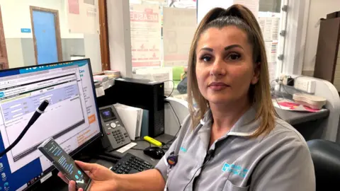 Madalina Moisa, du personnel administratif au département des urgences de l'hôpital de Craigavon