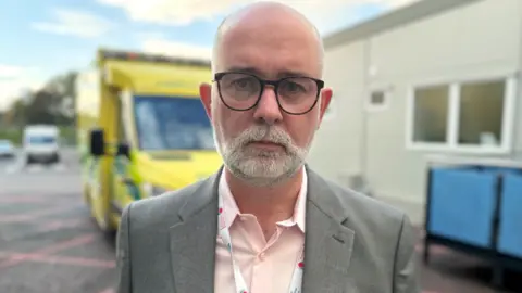 Gerard Rocks espère que le dispositif de traduction sera utilisé dans les soins de santé à travers l'Irlande du Nord