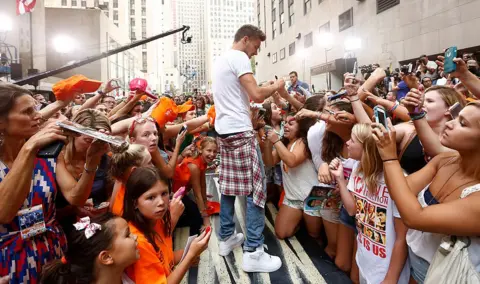 Liam Payne signant des autographes devant des fans