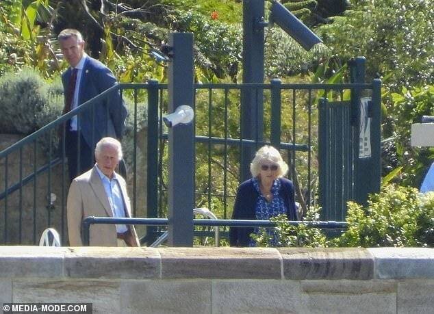 Le couple royal se promenant sur les pelouses de l'Admiralty House