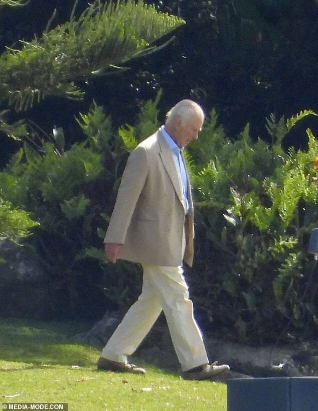 Le roi Charles en promenade décontractée