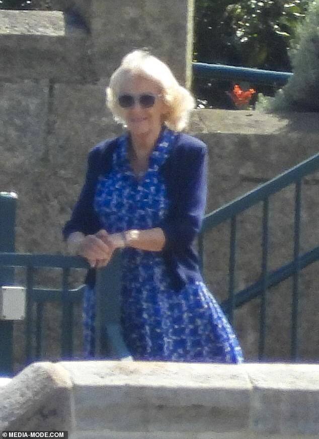 La reine Camilla dans une robe d'été bleu foncé