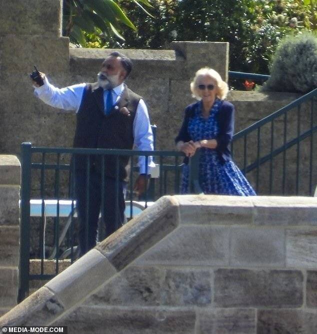 La reine Camilla discutant avec le garde du roi