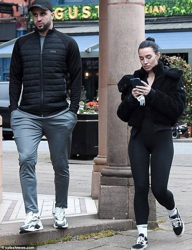 Annie Kilner a remis les papiers de divorce à son mari infidèle Kyle Walker, après avoir subi l'humiliation publique de sa maîtresse Lauryn Goodman montrant les deux enfants qu'il avait avec elle