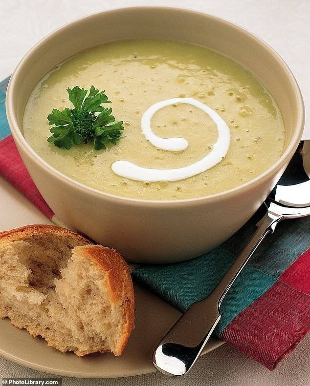 Soupe de poireaux et pommes de terre, un plat britannique populaire.