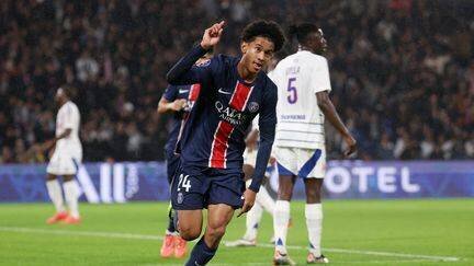 Senny Mayulu célèbre son but contre Strasbourg en Ligue 1, le 19 octobre 2024 au Parc des Princes (Paris). (FRANCK FIFE / AFP)