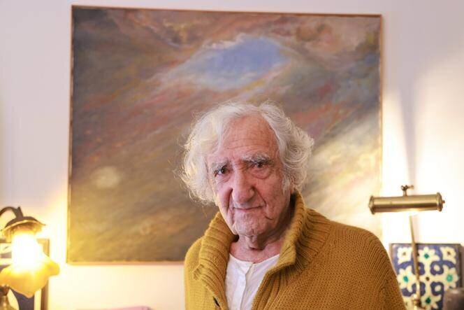 Serge Rezvani, chez lui, à Paris, en mars 2023.