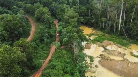 Vue aérienne des sites d'exploitation illégale de l'or au Ghana