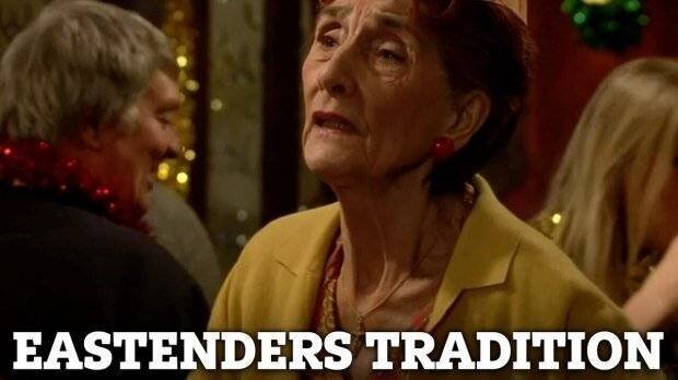 Dot Cotton dans sa robe rouge pour Noël