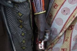 Une femme tenant une lame de rasoir utilisée pour l’excision dans le village de Marigat, au Kenya, le 16 octobre 2014.