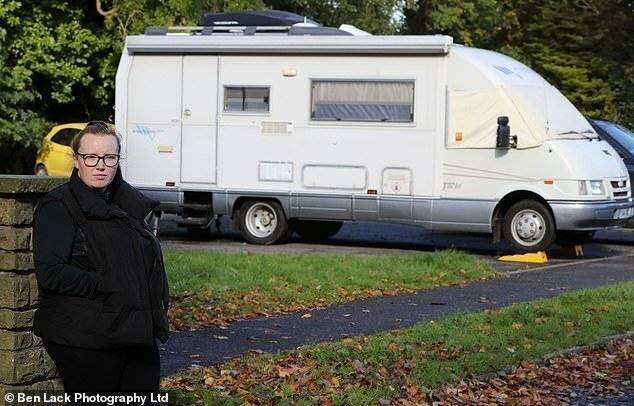 Chelsea Rawstron, 21 ans, avec un camping-car