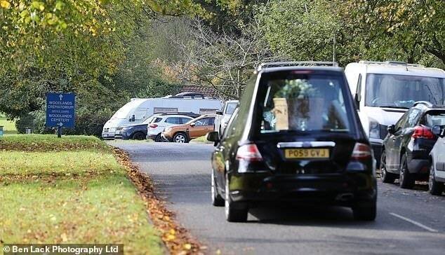 Un corbillard passant à côté des camping-cars