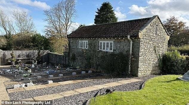 Toilettes près du jardin commémoratif