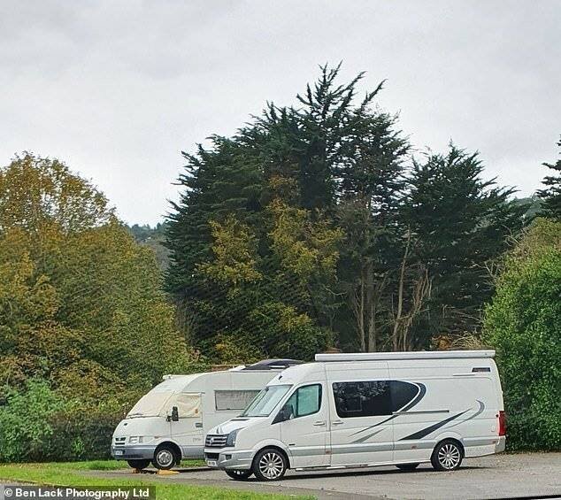 Des camping-cars installés dans le cimetière