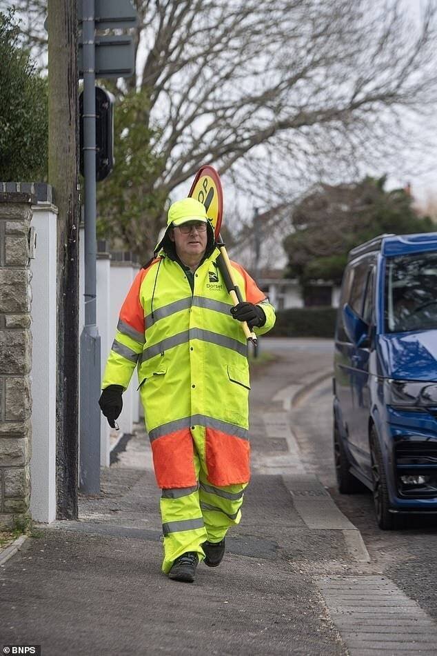 Peter Dickenson a aidé les élèves à traverser la route en toute sécurité pendant trois ans.