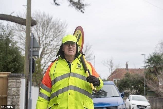 Peter, élu au conseil du Dorset, a laissé l'école sans lollipop man depuis.