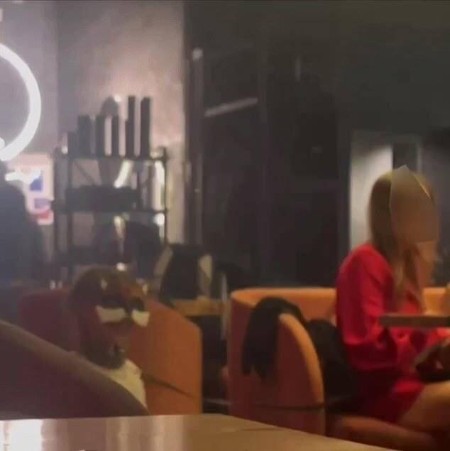 Une jeune furry repérée dans un bar à chicha moscovite