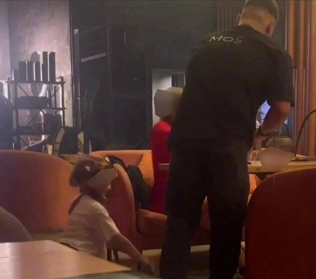 La femme vêtue d'un masque de chat et de gants en forme de pattes