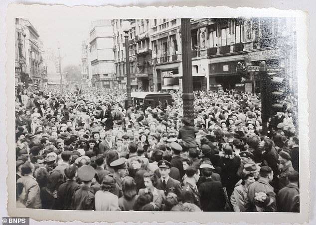 Photos du soldat lors des célébrations du VE Day à Londres.