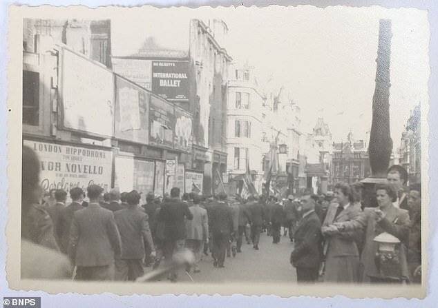 Foules célébrant à Londres le 11 mai 1945.