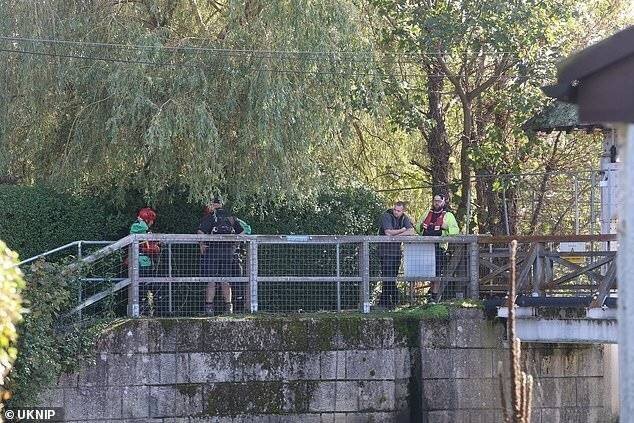 Cinq autres adultes ont été secourus après le chavirage du bateau et trois d'entre eux ont été transportés à l'hôpital pour des contrôles supplémentaires.