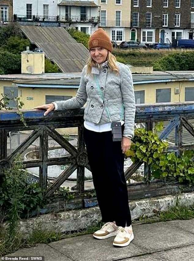 Brenda Reed lors de son retour au Royaume-Uni.