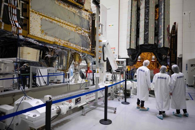 Des employés d’Airbus devant les satellites météorologiques dans la salle de la branche défense et espace de l’entreprise, le 10 novembre 2023 à Toulouse.