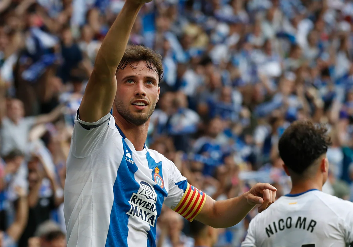 Puado célèbre un but lors du match retour de la finale pour la montée en LaLiga EA Sports la saison dernière