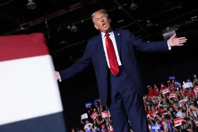 Donald Trump lors d'un rassemblement à Détroit, Michigan, cherchant à séduire les voix arabes américaines.