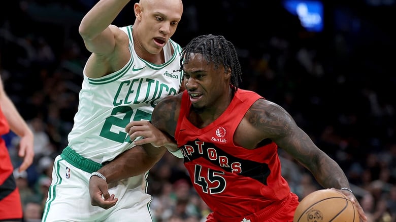 Davion Mitchell défend le ballon contre Jordan Walsh lors d'un match de pré-saison de la NBA.