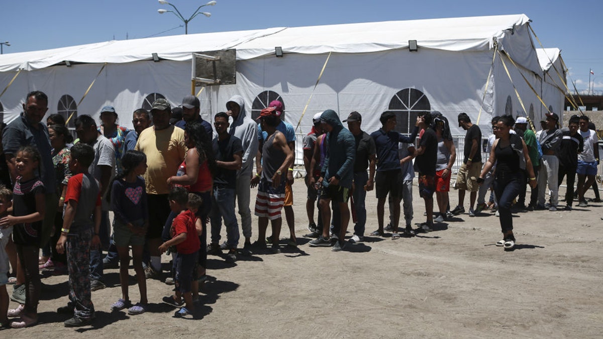 Migrants attendant à la frontière