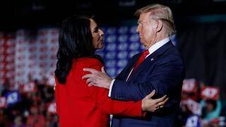 Tulsi Gabbard et Donald Trump lors d’un meeting en Caroline du Nord, le 22 octobre 2024.