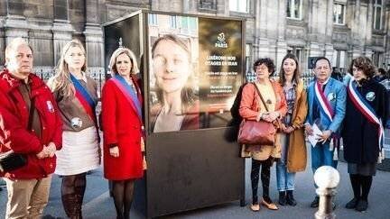 Portrait de Cécile Kohler, détenue en Iran, inauguré devant l'Hôtel de ville de Paris, le 23 octobre 2024.