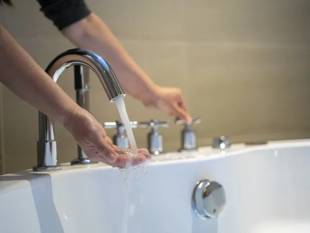 Se recomienda que la temperatura de la ducha se de 33 grados Celsius.