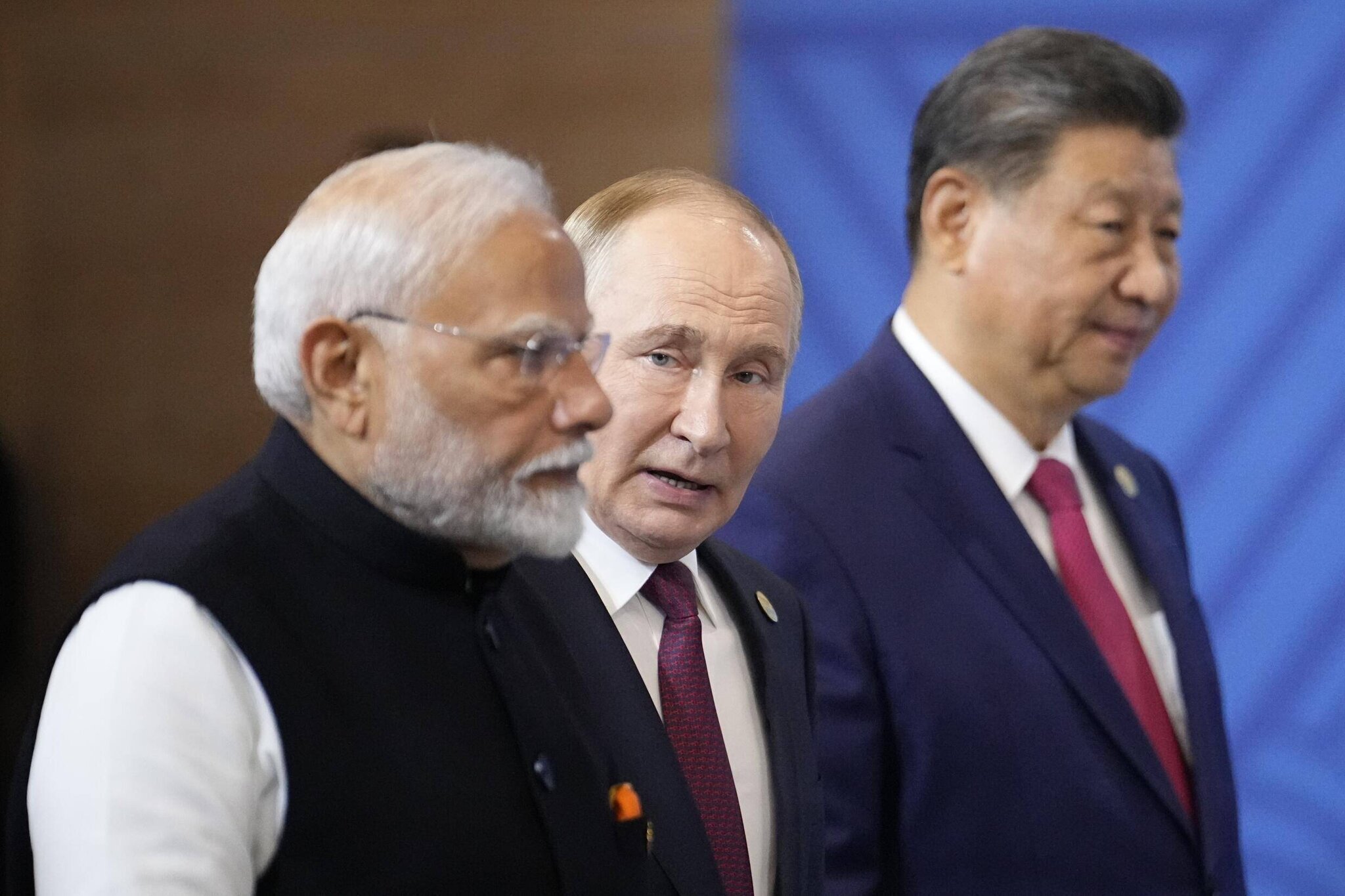 Le président russe Vladimir Poutine entre le Premier ministre indien Narendra Modi (g) et le président chinois Xi Jinping, au sommet des Brics de Kazan, dans le centre de la Russie, le 23 octobre 2024.