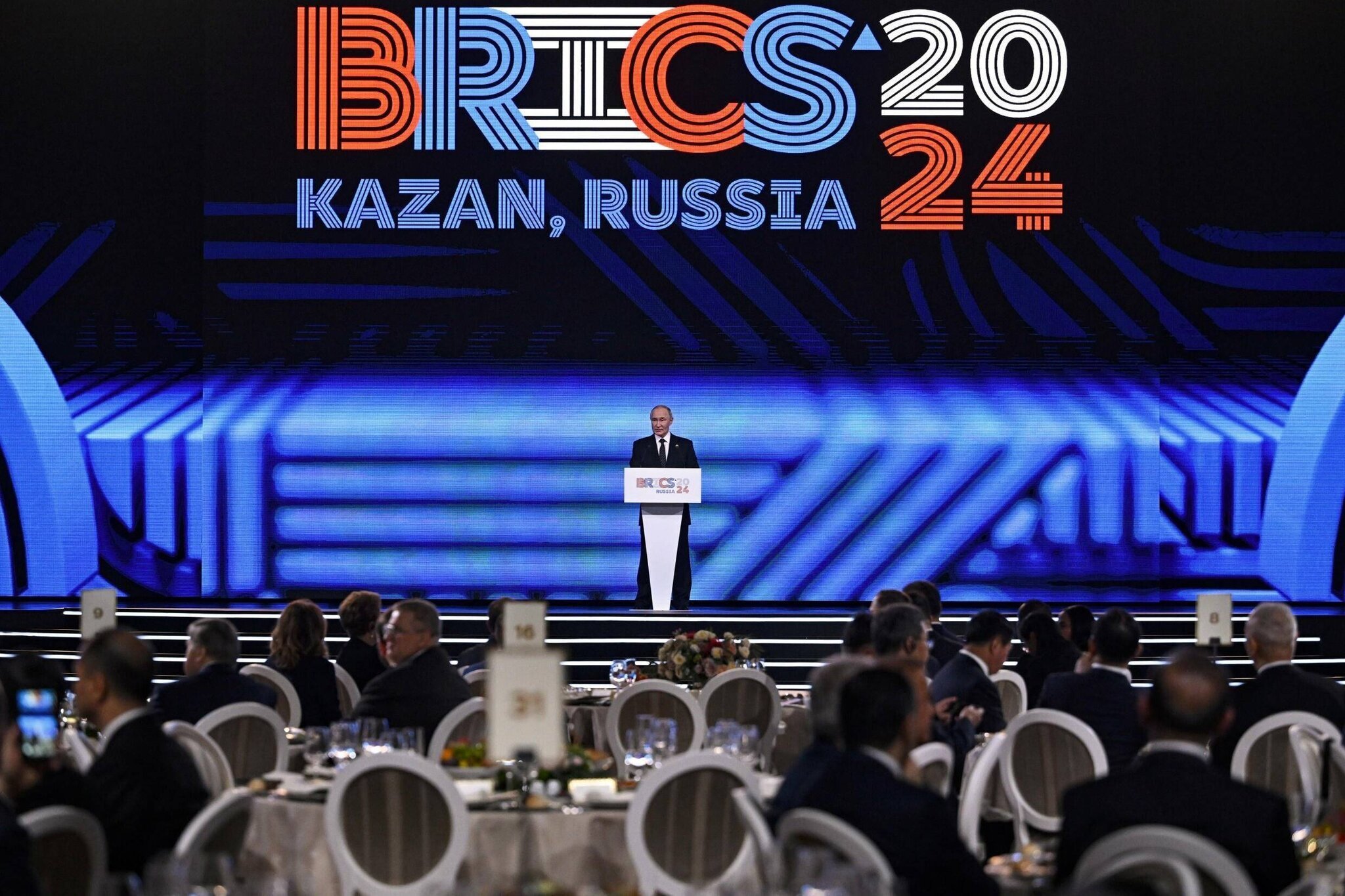 Le président russe Vladimir Poutine à la tribune lors des Brics à Kazan, en Russie, le 23 octobre 2024.